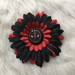 CLOSET CLOSING Deadpool flower hair clip